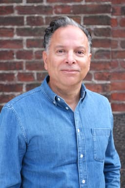 Rodrigo Garay är klädd i en blå skjorta och tittar rakt in i kameran.